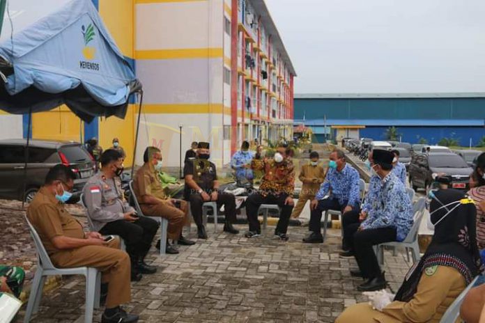 Pjs Wali Kota Batam Syamsul Bahrum sedang rapat koordinasi untuk persiapan pengoperasian Bapelkes sebagai tempat pasien Covid-19 di Batam. / foto- mcb