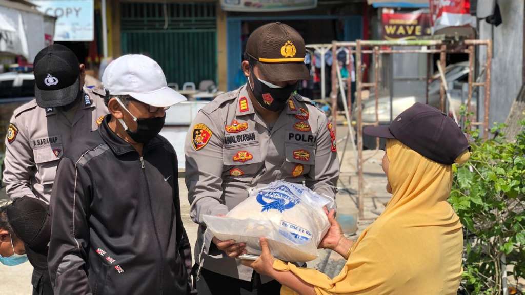 Kanit Sabhara Polsek Sei Beduk IPTU Samianto menyerahkan bantuan. (Photo: hms)