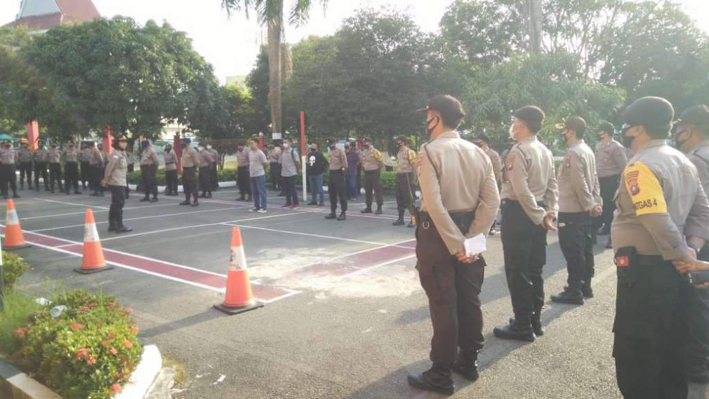 Kapolsek Batam Kota AKP Restia Octane Guhci, SE, S.IK memimpin pengamanan unjuk rasa buruh di Kawasan Industri Batam Kota Batam. (Photo: hms)