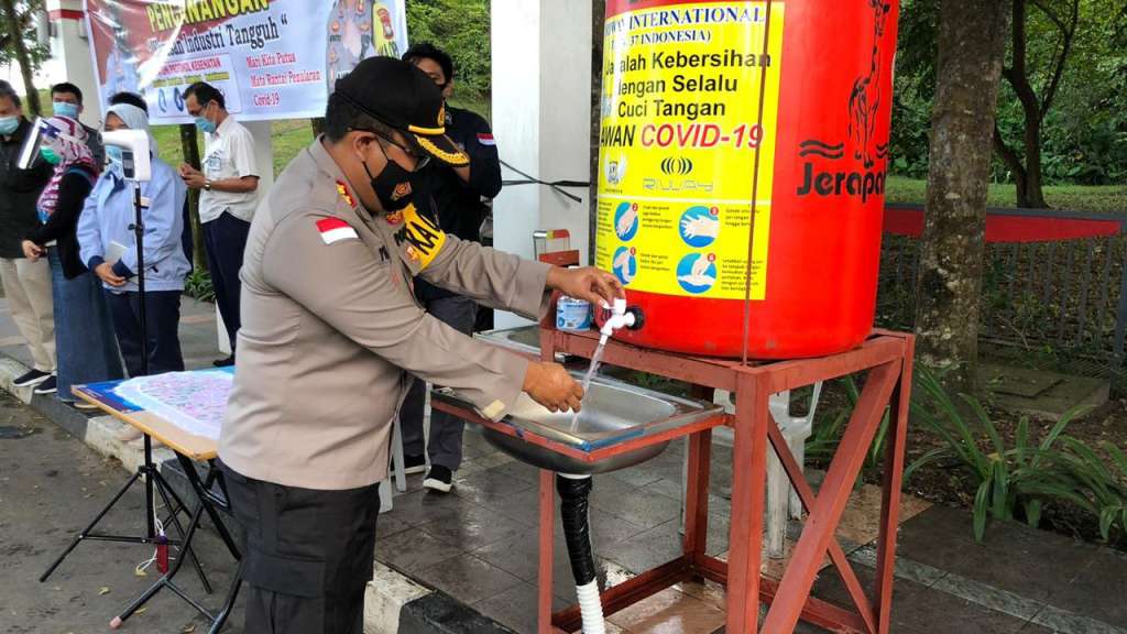 Kapolresta Barelang AKBP Yos Guntur YFS, SH, S.IK, MH sedang mencuci tangan dalam kegiatan di Kawasan Batamindo Batam. (Photo: hms)