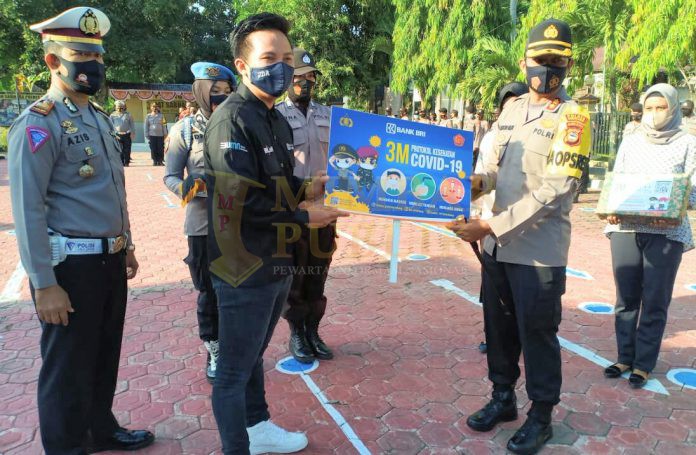 BRI Enrekang menyerahkan bantuan alat peraga masker BRI peduli demi tanggulangi Covid-19, Selasa (13/10/2020). /ft :mas