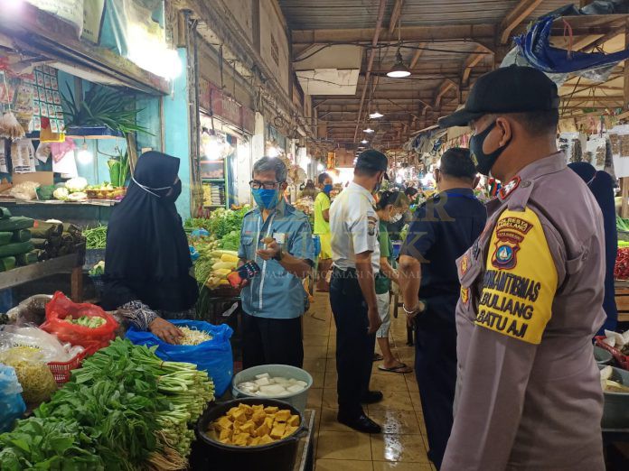 Personil Polsek Batu Aji bersama tim melakukan penertiban akses jalan untuk mengecah penyebaran virus Covid 19. / ft - hms