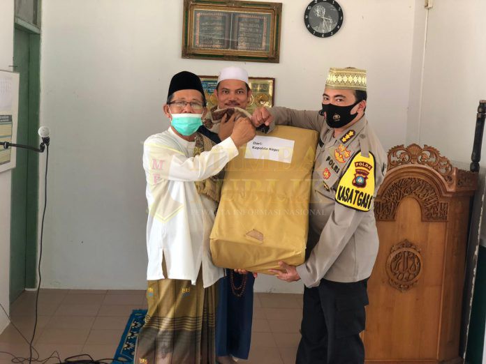 Kabid Humas Polda Kepri, Kombes Pol Harry Goldenhardt saat berkunjung ke pesantren/fot(humas)