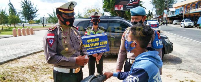 Satlantas Polres Natuna menggelar Operasi Zebra Seligi 2020 dan Sosialisasi Prokes Covid-19 di Jalan Seokarno - Hatta seputaran Pantai Piwang Ranai, Rabu (28/10/2020)