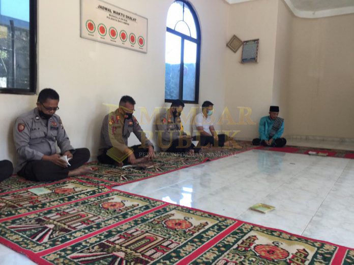 Kapolsek Batu Ampar AKP Nendra Madya Tias, S.IK bersama anggota mendengarkan siraman rohani dalam rangka Maulid Nabi Muhammad SAW. / foto - dok/polsek