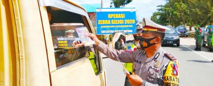 Operasi Zebra Seligi 2020 petugas sedang memeriksa kelengkapan surat kenderaan di Jalan Soekarno - Hatta Ranai, Sabtu (31/10/2020)