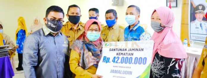 Wabup Ngesti berikan santunan Jaminan Kematian tenaga kerja kepada ahli waris almarhum Jamaludin di acara pembukaan Rakor Pembinaan Pemerintahan desa