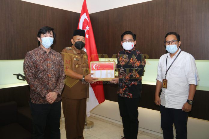 Pjs Walikota Batam Syamsul Bahrum saat menerima bantuan masker | foto: humas