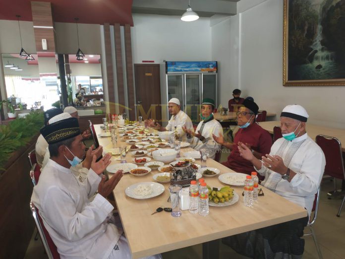 Pemilik rumah makan mengajak para tokoh agama doa bersama menangkal Covid -19 | Foto: Dok Pribadi