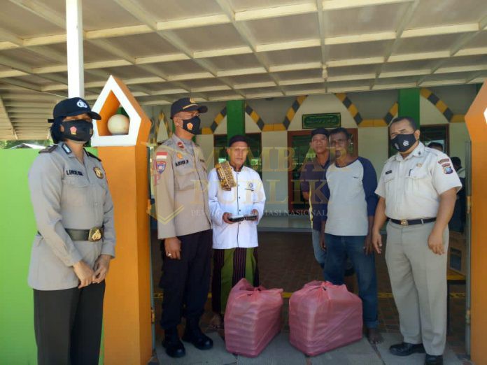 Jumat Barokah, Polresta Barelang Bagikan 100 Paket Nasi Kotak ke Jamaah Masjid/Fot(Humas)