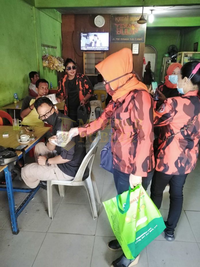 Srikandi Pemuda Pancasila saat membagikan masker di warung kopi guna memutus mata rantai covid -19 | foto: Dok. Pemuda Pancasila