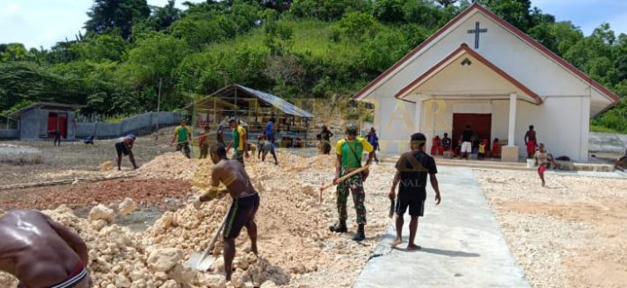 Bersama Masyarakat, Satgas Yonif 413 Kostrad Gelar Karya Bhakti di Gereja Kampung Gambut