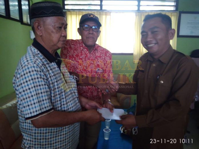 Peduli Dengan Pendidikan Roni Lamak Basamo Sumbangkan Rezekinya Bayar Honor Guru Madrasyah