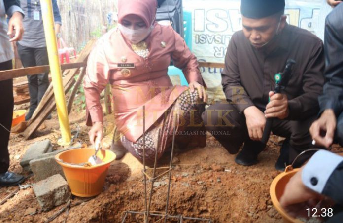 Walikota Tanjungpinang melakukan peletakan batu pertama