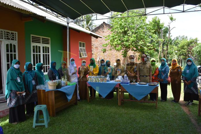 TP PKK Kesrak Melakukan Pelatihan untuk Peningkatan Peran Serta Perempuan dalam Menyejahterakan Keluarga