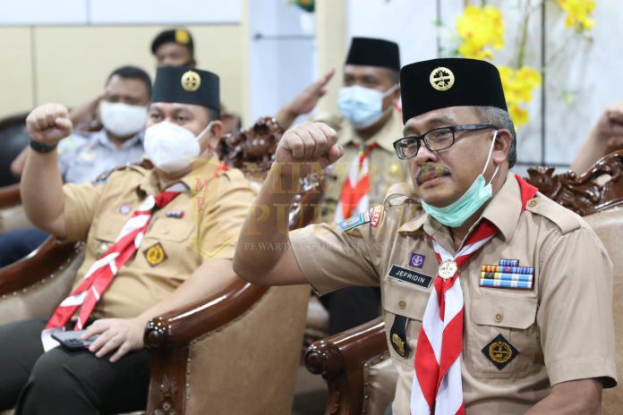 Jefridin Bersama Pramuka Dukung Gerakan Tanam Satu Milliar Kelapa