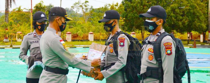 Polres Natuna apel pergeseran pasukan pendistribusian logistik Pilkada serentak 2020 di halaman apel Mapolres Natuna, Jumat (04/12/2020)