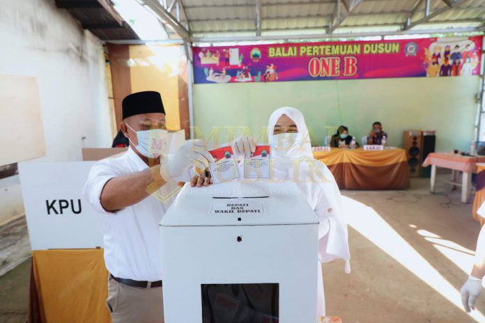 Bupati Lamsel Nanang dan Istri