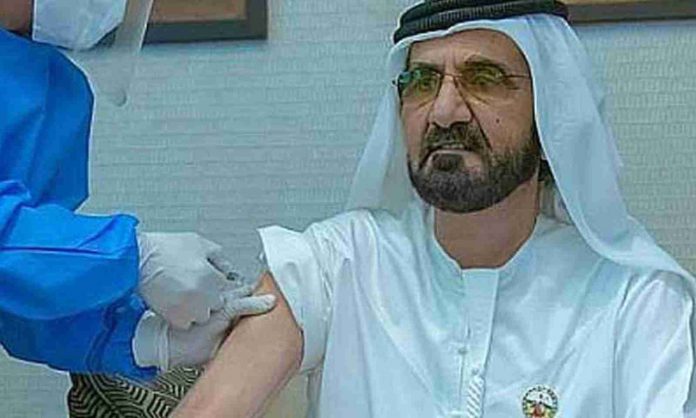 Wakil Presiden UEA dan Perdana Menteri Sheikh Mohammed bin Rashid Al Maktoum digambarkan menerima vaksin selama persidangan pada November