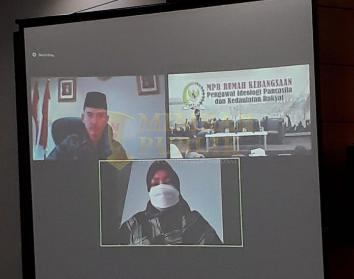 Ketua MUI, Asrorun Ni'am Sholeh (atas) dan Anggota MPR RI Fraksi PKS, Kurniasih Mufidawati (bawah) saat menjadi narasumber secara virtual pada Diskusi Empat Pilar MPR RI "Menanti Sertifikasi Halal Vaksin Covid-19"