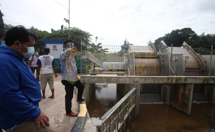 Wali Kota Batam, Muhammad Rudi melakukan pengecekan lokasi banjir di Simpang Kabil, Batam