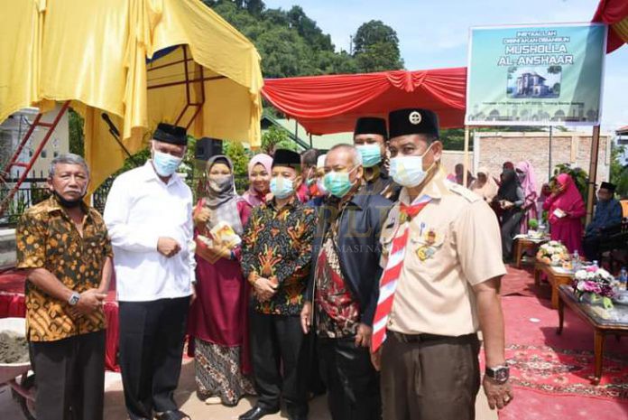 Wali Kota Padang Mahyeldi pada acara peletakan batu pertama pembangunan musala Al-Anshaar Komplek Villa Sentosa, Tabiang Banda Gadang, Kecamatan Nanggalo Kota Padang