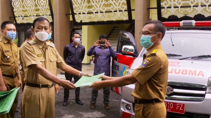 Achmad Pairin menyerahkan 5 (lima) unit Mobil Ambulance secara simbolis untuk 5 kecamatan Kota Metro