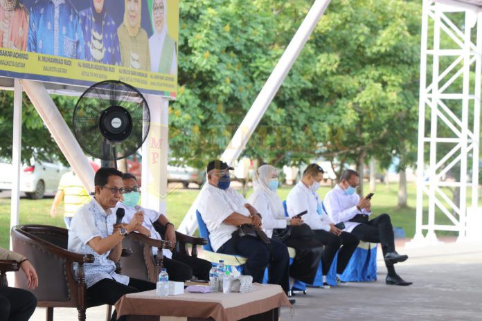 Amsakar Achmad memimpin pertemuan dengan kepala sekolah dan guru hinterland di panggung utama Dataran Engku Putri, Batam.