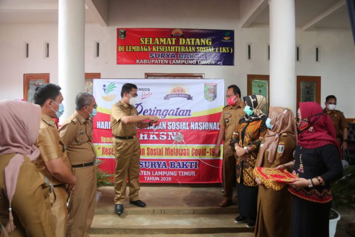 Bupati Lampung Timur pada acara memperingati Hari Kesetia Kawanan Sosial (HKSN)