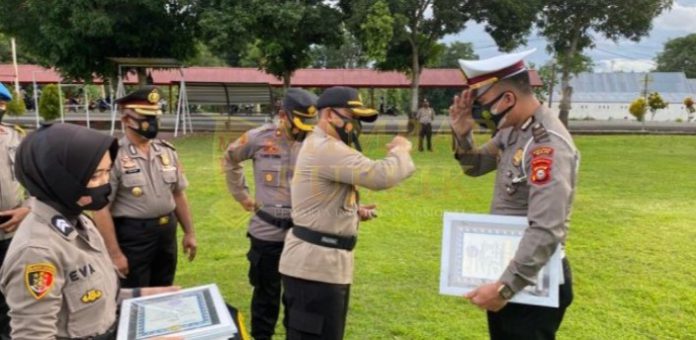 Kapolres Wajo memberikan penghargaan kepada enam personel Sat Lantas Polres Wajo