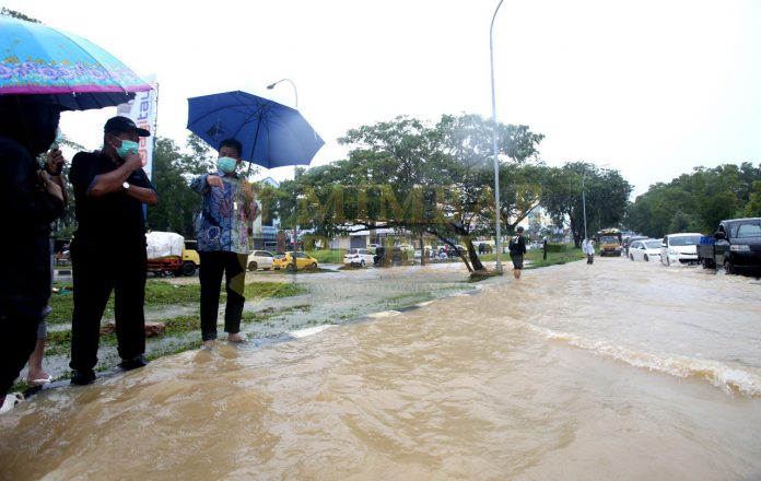 Wali Kota Batam saat meninjau lokasi genangan air di Simpang Baloi, Lubukbaja, Batam