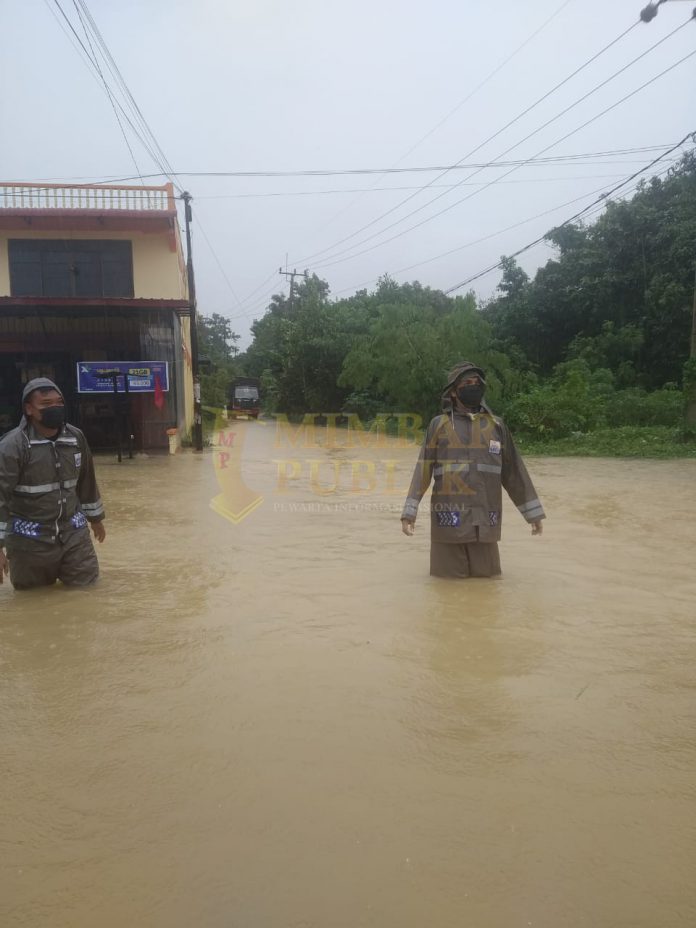 Tim Siaga SAR Brimob Polda Kepri gerak cepat mengunjungi titik banjir dan lokasi longsor di Kota Batam