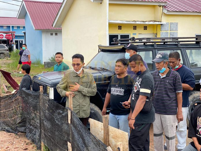 Amsakar Achmad, meninjau lokasi banjir di Sei Harapan, Sekupang, Batam