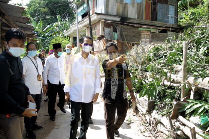 Amsakar Achmad saat meninjau langsung lokasi di Kecamatan Belakangpadang, Batam