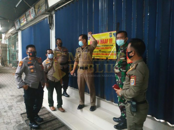 Petugas Tim Gugus Tugas Covid menutup Pusat Perbelanjaan Chandra Departemen Store