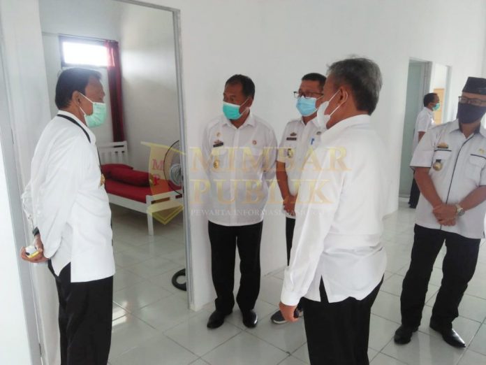 Achamd Pairin sedang cek Lokasi Ruang isolasi di Gedung Pramuka