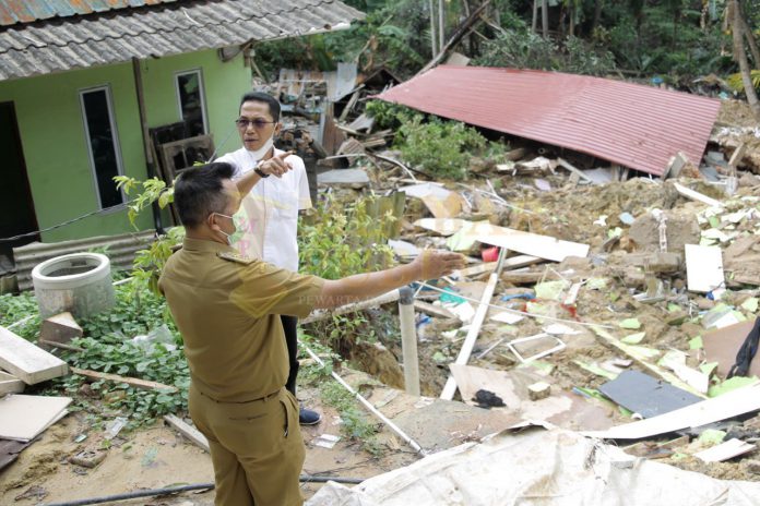 Wakil Wali Kota Batam, Amsakar Achmad meninjau dua titik longsor di Sengkuang, Batu Ampar, Batam