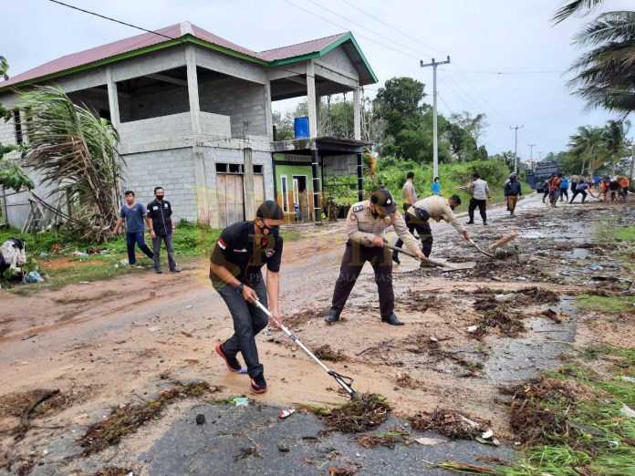 Polres Lingga, Polsek Singkep dan Masyarakat gotong royong membersihkan jalan raya