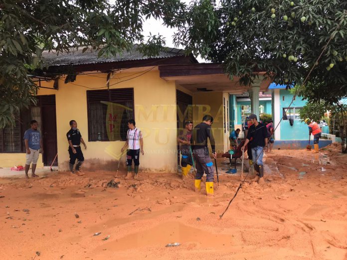 Rumah Kepala PLN Tanjung Uban Dibanjiri Lumpur Pasca Banjir