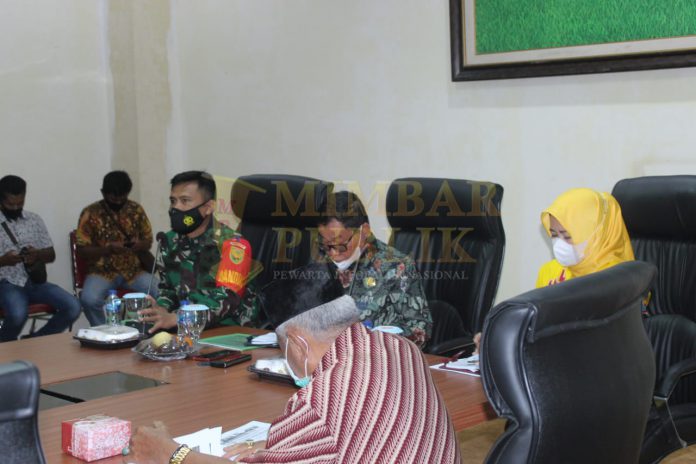 Komandan Kodim 0426 Letkol Kav Joko Sunarto, S.Sos.,M.Han memaparkan kegiatan TNI Manunggal Membangun Desa (TMMD) ke 112 tahun 2021 di Kabupaten Mesuji