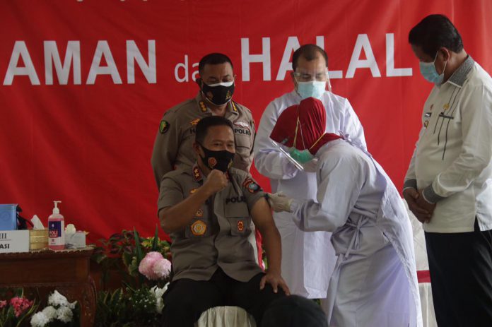 Gubernur Kepri, Kapolda Kepri bersama forkopimda Kepri saat pencanangan vaksinasi covid 19 di Kepulauan Riau., Kamis (14/1/2021). (Photo: hms)