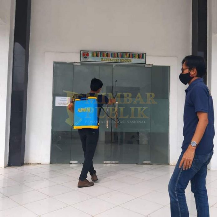 Ruang Kantor Dinas Nakertran Mesuji disemprot cairan desinfektan