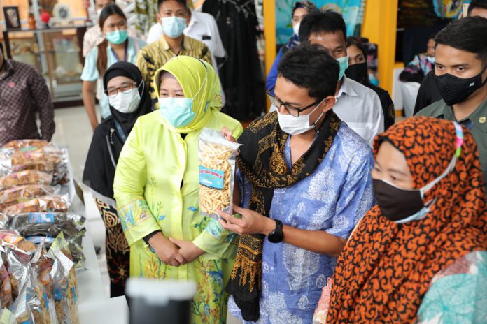 Sandiaga Uno mengenakan batik asli Batam dengan motif sirih junjung, warna biru muda.