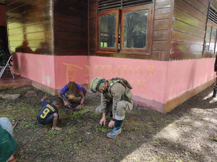 Satgas Satbrimob Polda Kepri dan TNI di Papua Giat Kerja Bakti Bersama Masyarakat Papua