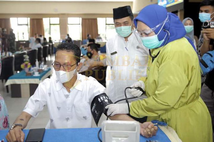 Secara simbolis, vaksin diberikan kepada pejabat di lingkungan Pemerintah Kota (Pemko) Batam, tokoh masyarakat, tokoh agama, dan pengusaha di Kantor Wali Kota Batam, Jumat (29/1/2021).