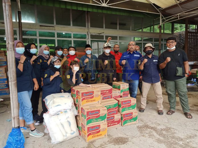 Dewan Pimpinan Cabang Perhimpunan Advokat Indonesia (DPC Peradi) "Rumah Bersama Advokat (RBA)" Jakarta Timur memberikan bantuan berupa makanan dan obatan-obatan kepada masyarakat korban banjir bandang di Gunung Mas, Puncak, Kabupaten Bogor, Jawa Barat.