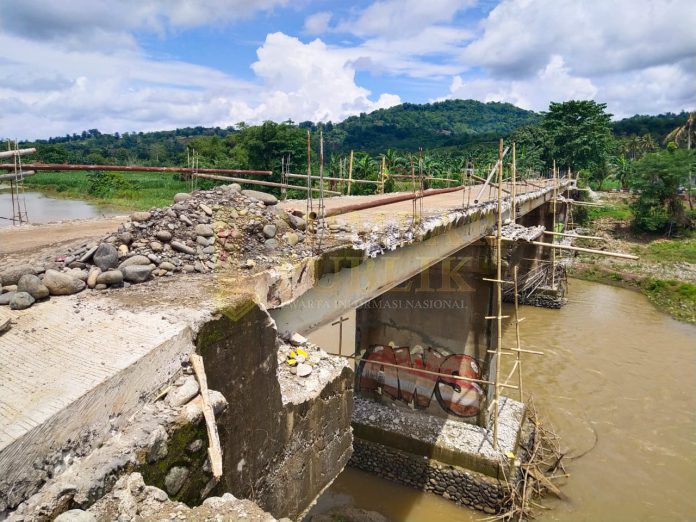 Jembatan pucak yang menghubungi 6 desa di Kecamatan Tompobulu, Kabupaten Maros, Sulawesi Selatan