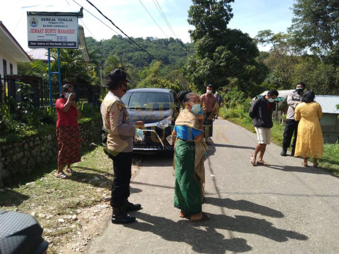 Kapolsek Sangalla' Bersama Bhabinkamtibmas Laksanakan Pengawasan Prokes dan Monitoring Kegiatan Pernikahan di Sangalla'