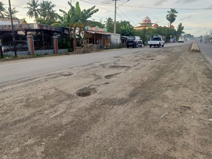 Jalan poros Maros - Pangkep menjadi contoh jalan yang rusak sangat parah dan sering memakan korban.