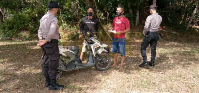 Personel Polsek KKB saat memeriksa kendaraan di Kawasan Bandara Hang Nadim Batam, Selasa (9/2/2021)